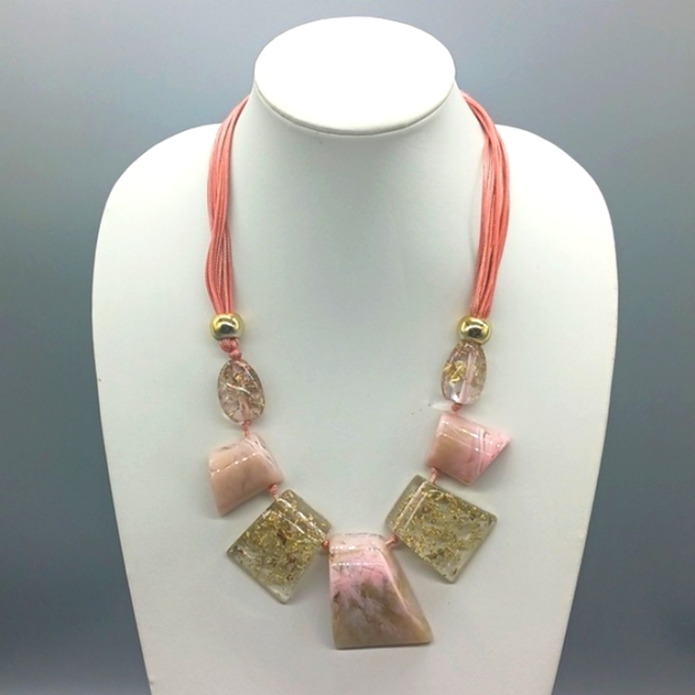 Beautiful 🩷Vintage🩷 Lucite Necklace